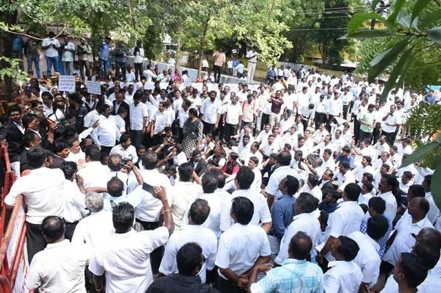 வழக்கறிஞர்கள் போராட்டம்