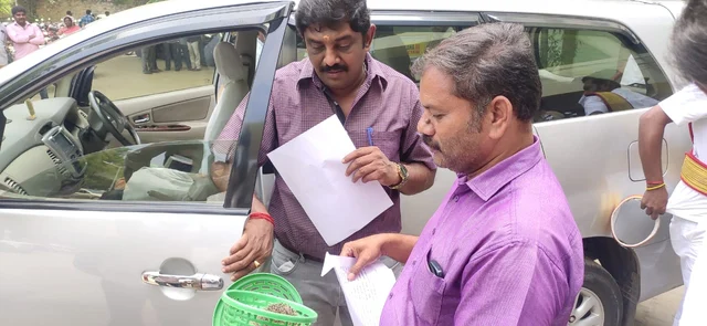 கலெக்டரிடம் எலியைக் காட்டும் சமூக ஆர்வலர்