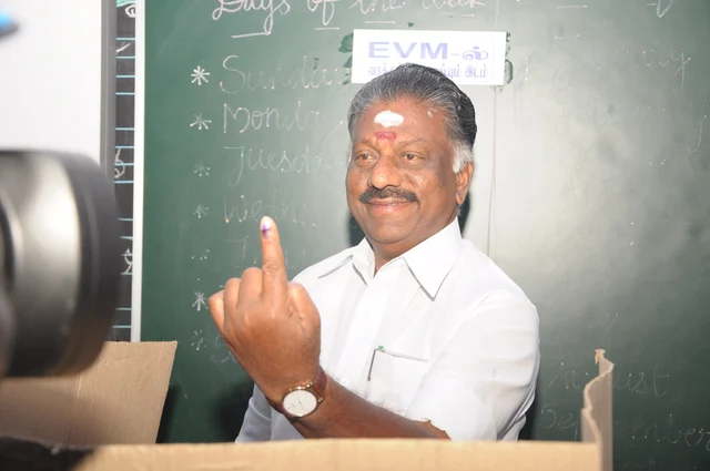 பன்னீர்செல்வம் வாக்களித்த போது..