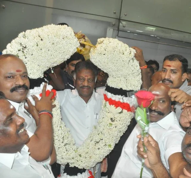 ஓ.பி.எஸ்.க்கு வரவேற்பு