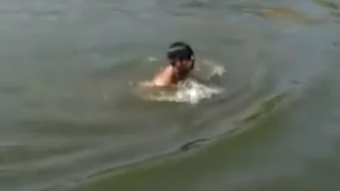 நீரில் மூழ்கும் இளைஞர்