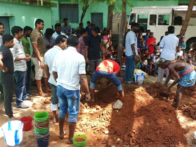 விதைப் பந்து நிகழ்ச்சியில் சமூக ஆர்வலர்கள்