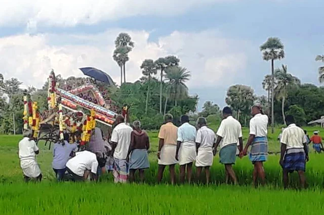 வயலில் கொண்டு செல்லப்படும் சடலம்