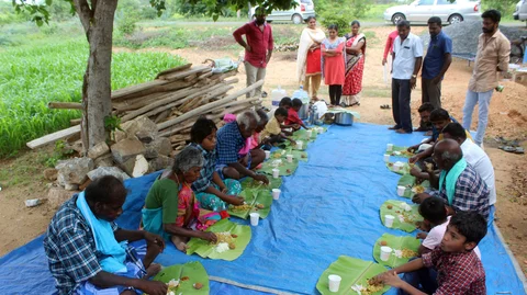 உணவு உண்ணும் பிச்சை குடும்பம்