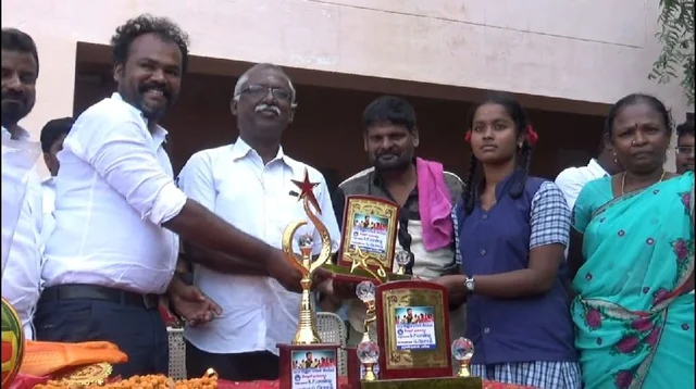 மாணவிகளுக்கு விஜய் ரசிகர்கள் பரிசு வழங்கியபோது