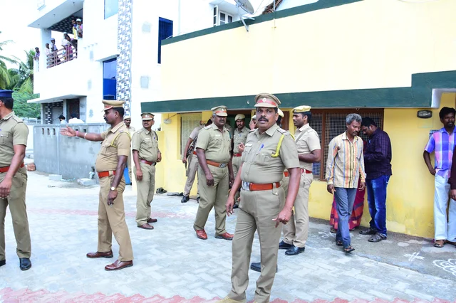 பேரறிவாளன் வீட்டு முன்பு பாதுகாப்பு பணியில் ஈடுபட்டுள்ள போலீஸார்