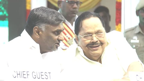 வீரமணியுடன் சிரித்துப் பேசும் துரைமுருகன்