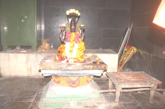 இந்த சிலைக்கு அருகில் உள்ள பீடத்தில்தான் ஐம்பொன் சிலை இருந்ததாகச் சொல்கிறார்கள்.