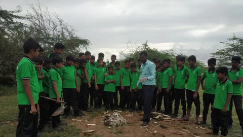 மாணவர்களுடன் மருத. உதயகுமார்