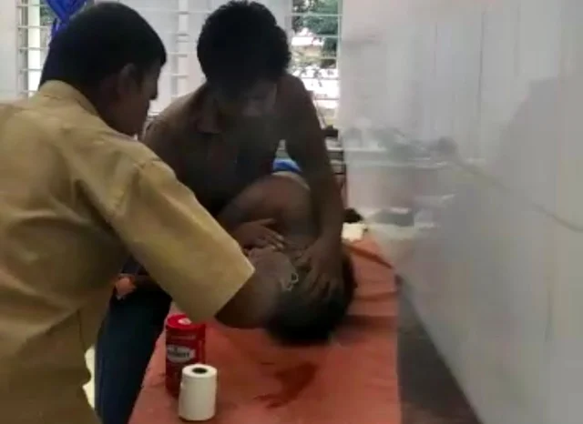 தையல் போடும் துப்புரவுப் பணியாளர்
