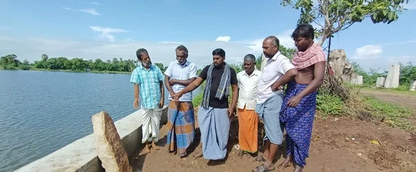வாமனக்கல்லைப் பார்க்கும் பொதுமக்கள்