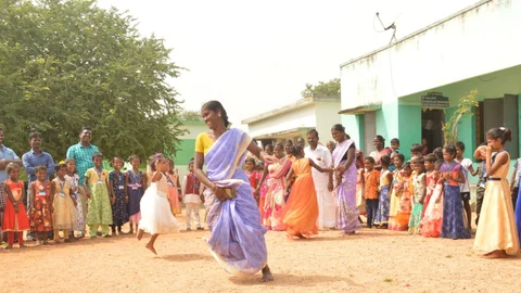 பெற்றோர்களுடன் ஓடி விளையாண்ட மாணவர்கள்