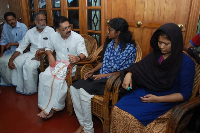 ஃபாத்திமாவின் பெற்றோருக்கு ஆறுதல் கூறும் அமைச்சர் ஜலீல்