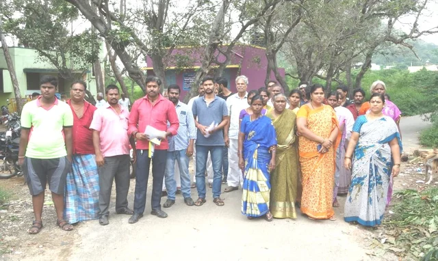 பணம் கொடுத்து ஏமாந்த மக்கள்
