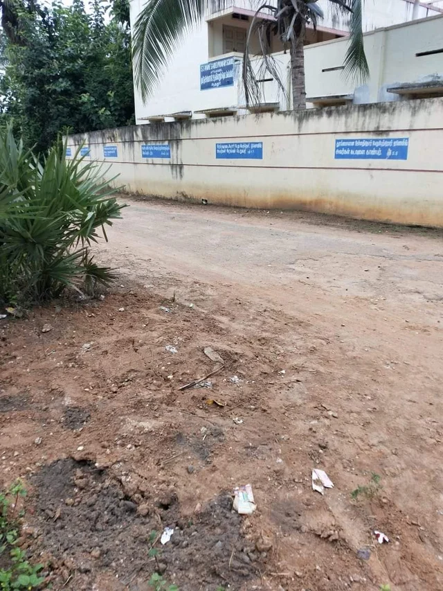 பள்ளிக்கூடம் அருகே மூடப்பட்ட போர்வெல்
