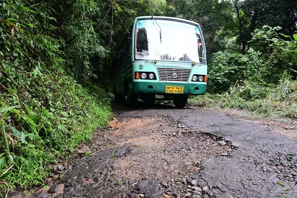 பழுதடைந்த சாலை