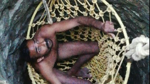 கிணற்றில் இருந்து மீட்கப்படும் ஸ்டீபன்