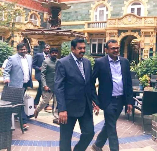 கோட், சூட் அணிந்தபடி எடப்பாடி பழனிசாமி