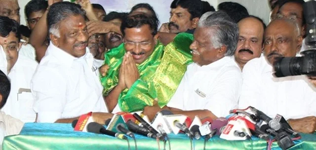 ஓ.பி.எஸ் - மாஃபா பாண்டியராஜன்