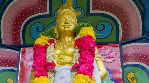 ராஜராஜ சோழன் சிலை