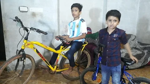 சைக்கிளுடன் சகோதரர்கள்