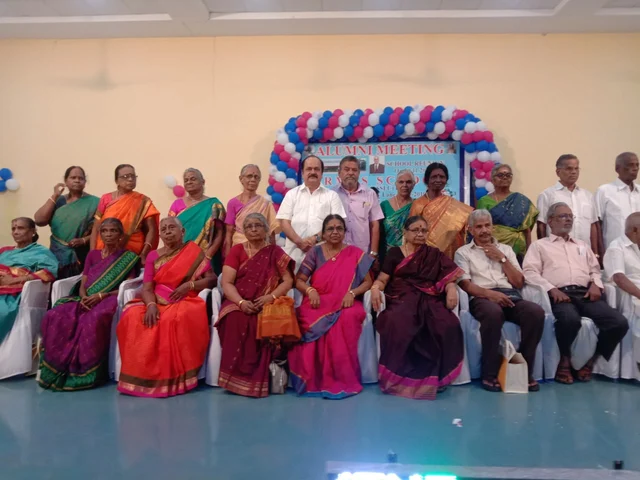 மாணவர்கள் சந்திப்பு நிகழ்ச்சியில் ஆசிரியர்கள்