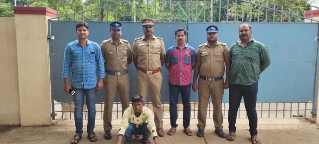 இன்ஸ்பெக்டர் விஜயராகவனுடன் போலீஸ் டீம்