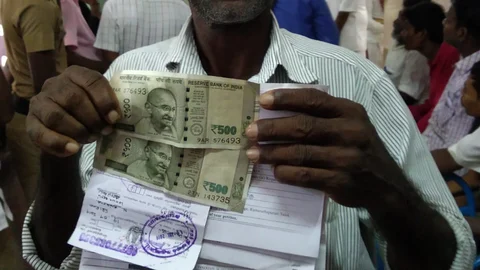 திரும்ப கிடைத்த பணத்துடன் முதியவர் தங்கராஜ்.