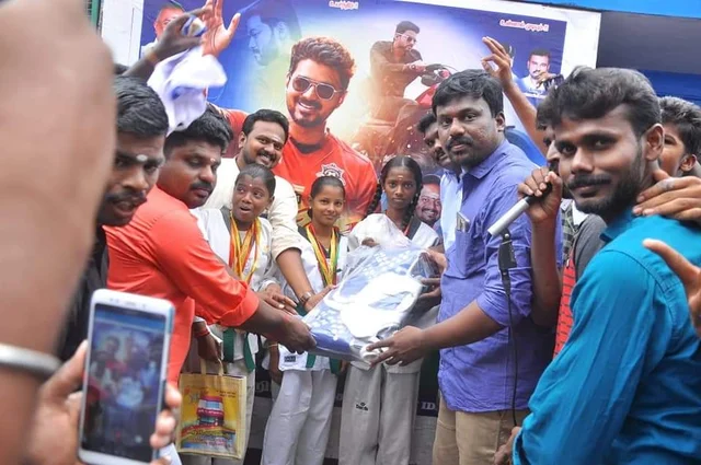 வீராங்கனைகளுக்கு உதவும் விஜய் ரசிகர்கள்