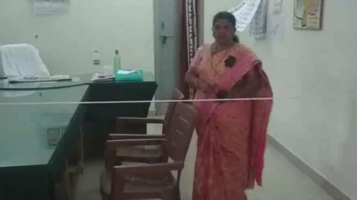 பாதுகாப்புக்காக கயிறு கட்டியுள்ள பெண் தாசில்தார்