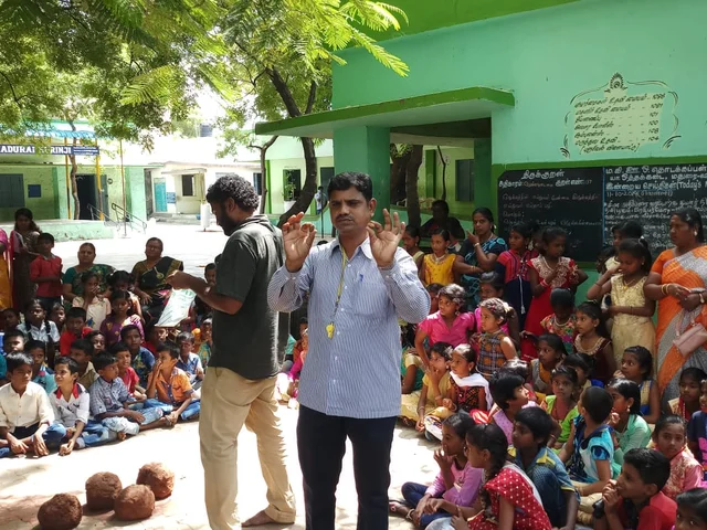 விதைப் பந்து குறித்து விழிப்புணர்வு