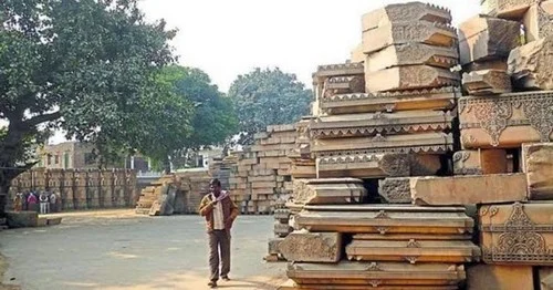 அயோத்தி ராமர் கோயில் கட்ட தயாராக உள்ள தூண்கள்