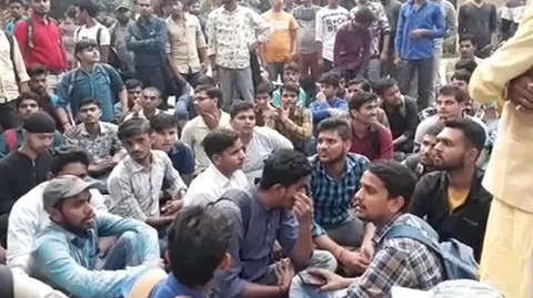 போராட்டத்தில் ஈடுபட்டுள்ள மாணவர்கள்