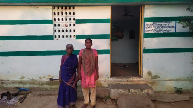 பாட்டியுடன் அர்ச்சனா