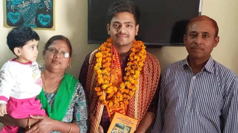 மயங்க் பிரதாப் சிங் தன் குடும்பத்தினருடன்