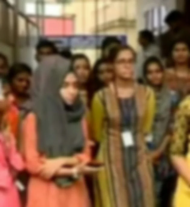 பேராசிரியர் மீது புகார் கூறிய மாணவிகள்
