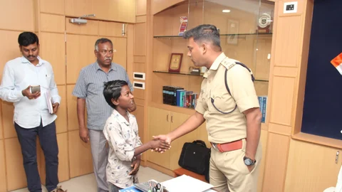 மாணவன் வடிவேலனைப் பாராட்டும் எஸ்.பி.