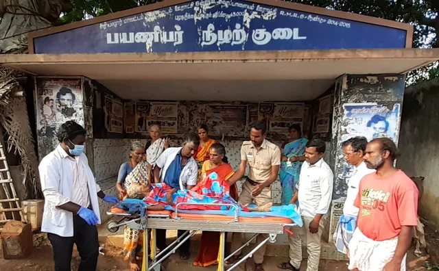 மருத்துவமனைக்கு அனுப்பி வைக்கும் போலீஸார்