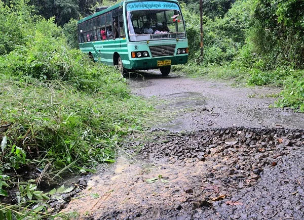 மோசமான சாலையில் ஆபத்தான பயணம்