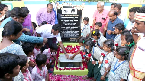 குழந்தைகளோடு ஆழ்துளை கிணறை மூடும் ஆட்சியர் கந்தசாமி