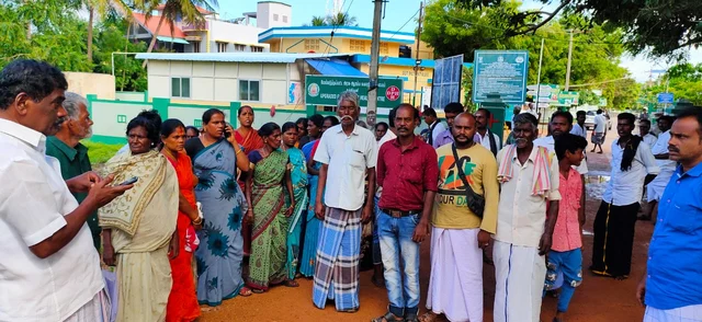 முற்றுகைப் போராட்டம் நடத்தும் உறவினர்கள்