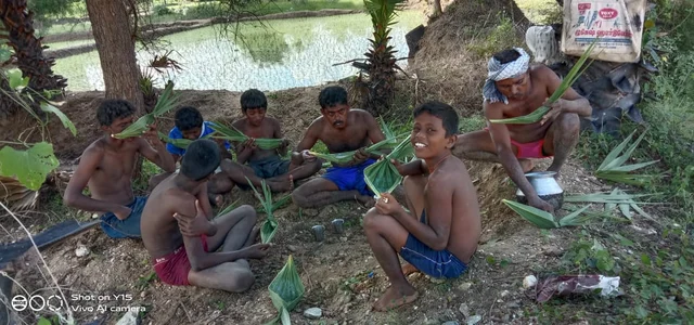 பனை ஓலையில் உணவருந்தும் சிறுவர்கள்