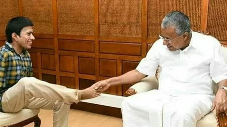 கைகுலுக்கும் கேரள முதல்வர் பினராயி விஜயன்