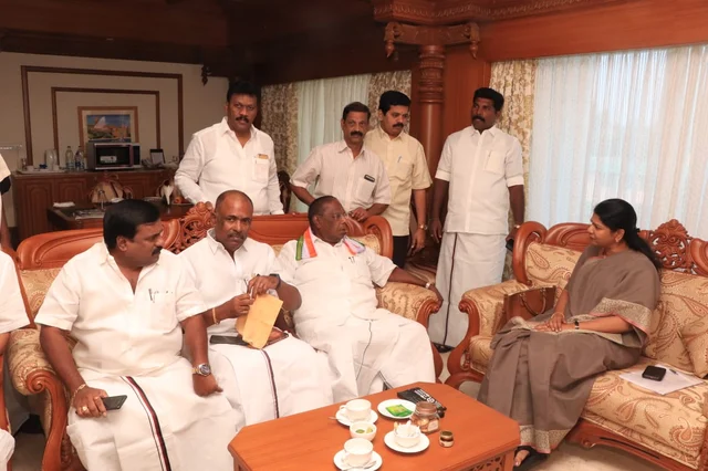 முதல்வர் நாராயணசாமியுடன் கனிமொழி எம்.பி