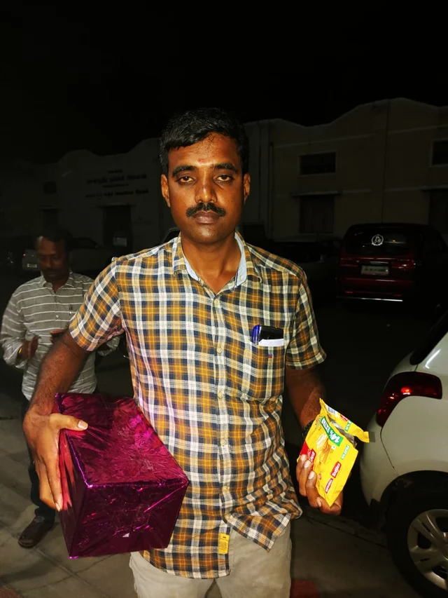 கரூரில் வாங்கிய ரஸ்க்குக்குள் `இரும்பு நட்'!-கஸ்டமர் வீட்டுக்கே வந்த பிரபல பிஸ்கட் நிறுவன அதிகாரிகள்