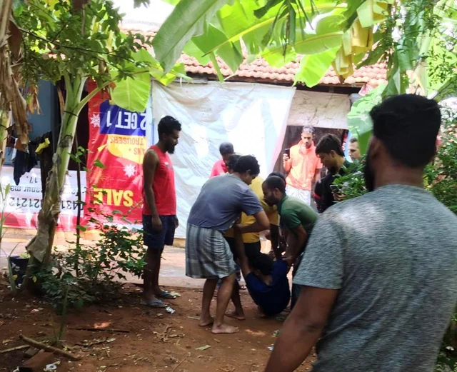 தீக்குளிக்க முன்றவரைக் காப்பாற்றும் சக அகதிகள்