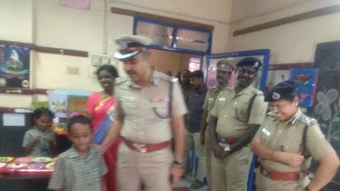 மாணவர்களுடன் கூடுதல் கமிஷனர் தினகரன்