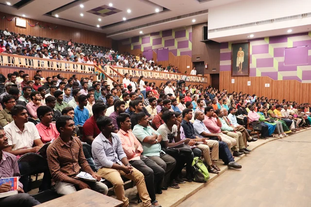 பயிற்சி முகாமில் கலந்துகொண்ட மாணவர்கள்.