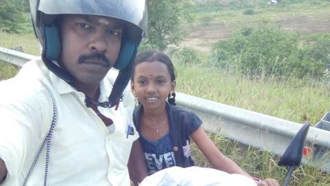 விதைப்பந்துகளோடு பயணிக்கும் தந்தை - மகள்