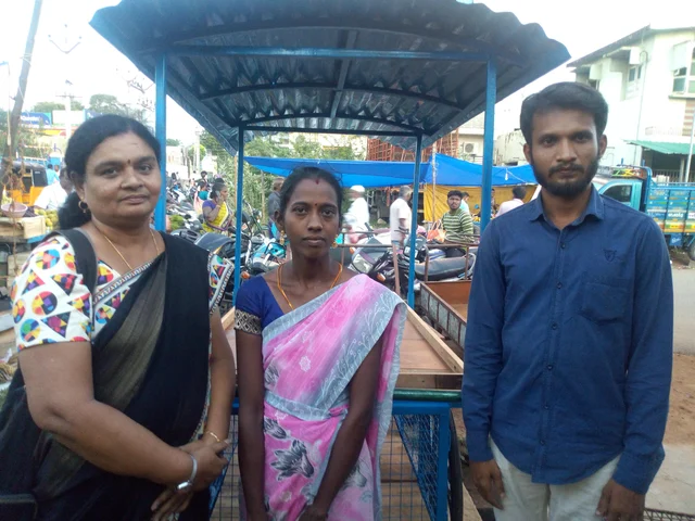 உதவி செய்தவர்களுடன் உமா